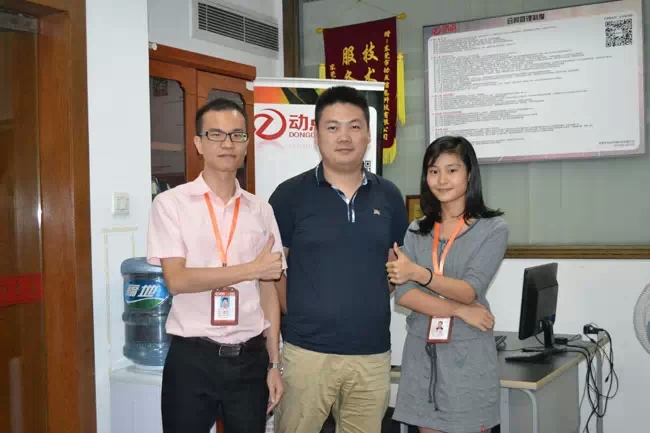 动点梁工(左)骆工(右)与通驰汽车配件施总(中)合影留念