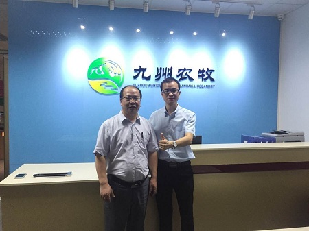 九州农牧李总（左）与我司动点网站策划师梁工（右）合影留念