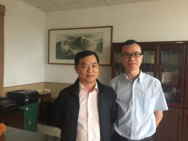 我司梁工（右）与东城三小张校长（左）合影