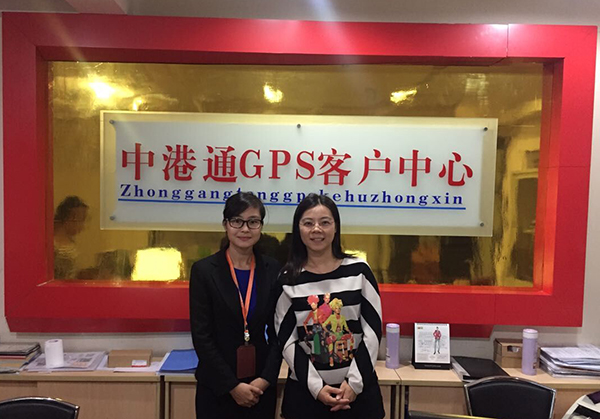我司技术人员骆工（左）与中港通电子赖总（右）合影留念