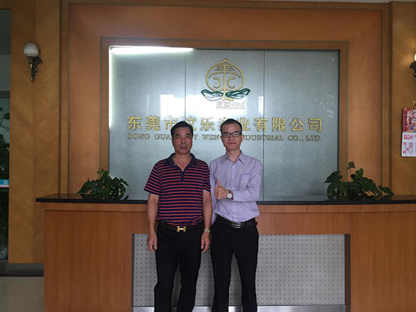 我司梁工（右）与汶乐实业总经理叶总（左）合影
