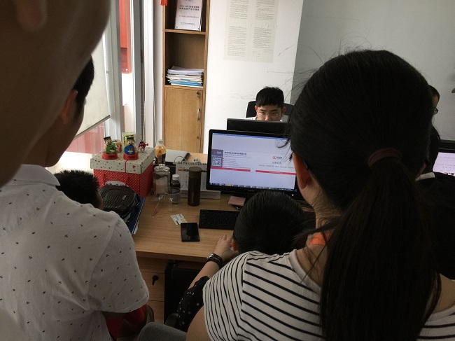 【培训】动点VI设计黎总工为部分同事培训名片设计的规范 【培训】动点VI设计黎总工为部分同事培训名片设计的规范