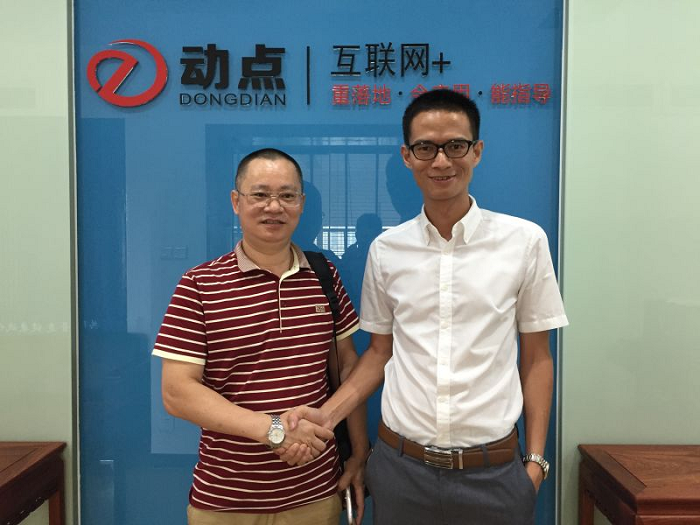东卓中天王博士（左一）与我司房总（右一）合影留念