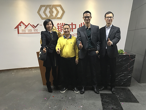 我司动点网络房总（右二）梁经理（右一）与品置地产连董（左二）张总（左一）合影留念.jpg