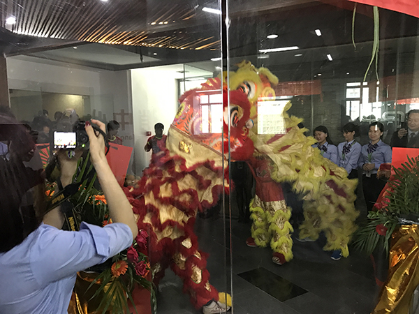 品置房源网千人快销中心开幕仪式精彩舞狮.jpg